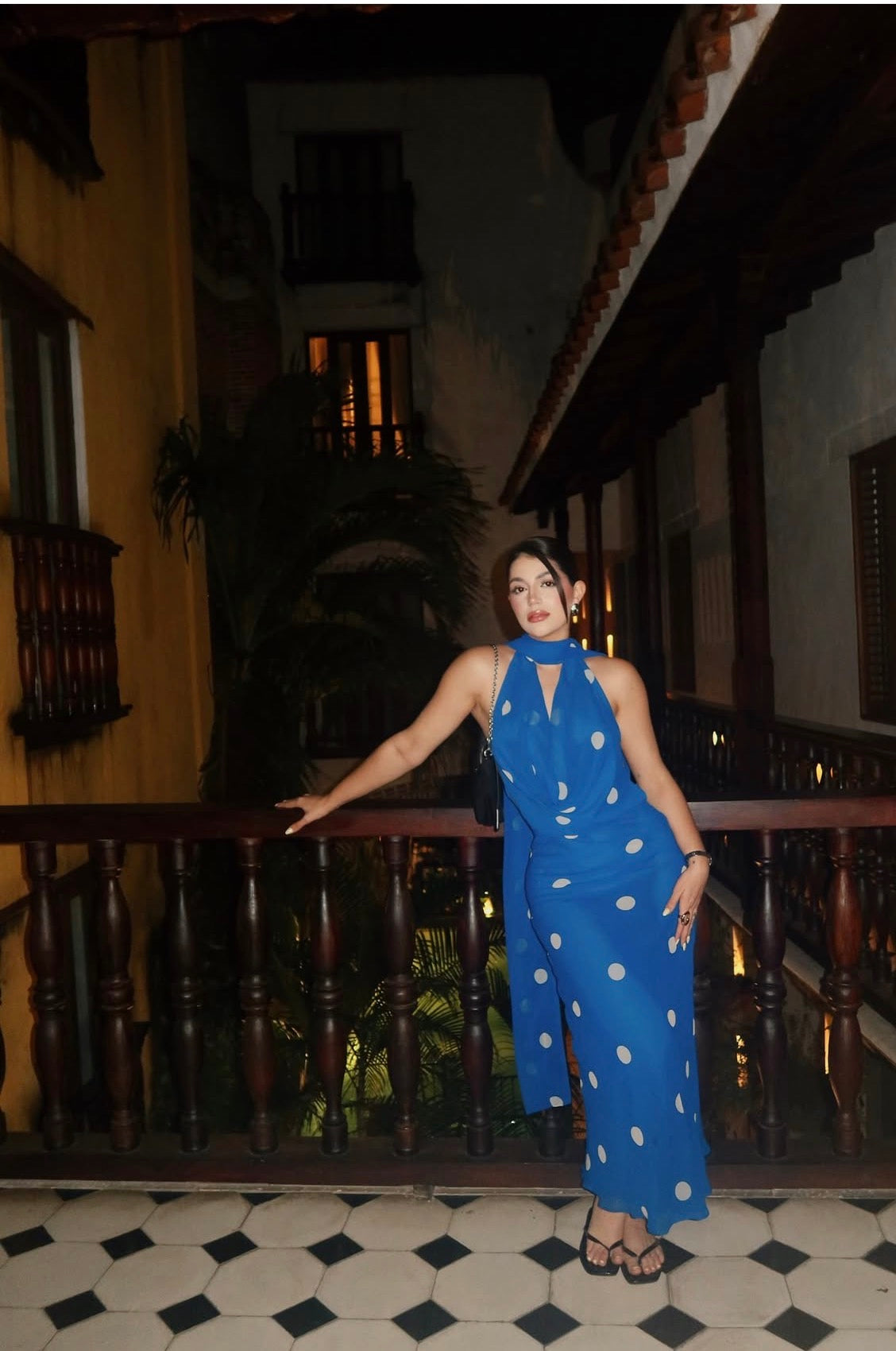 Vestido Midi de Lunares con Cuello Halter