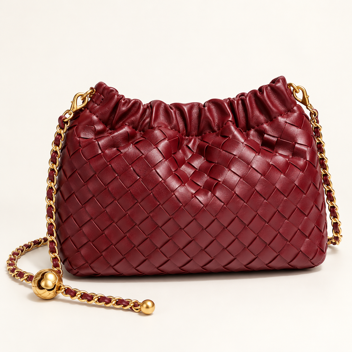 Amara Burgundy: cartera trenzada borgoña con cadena dorada