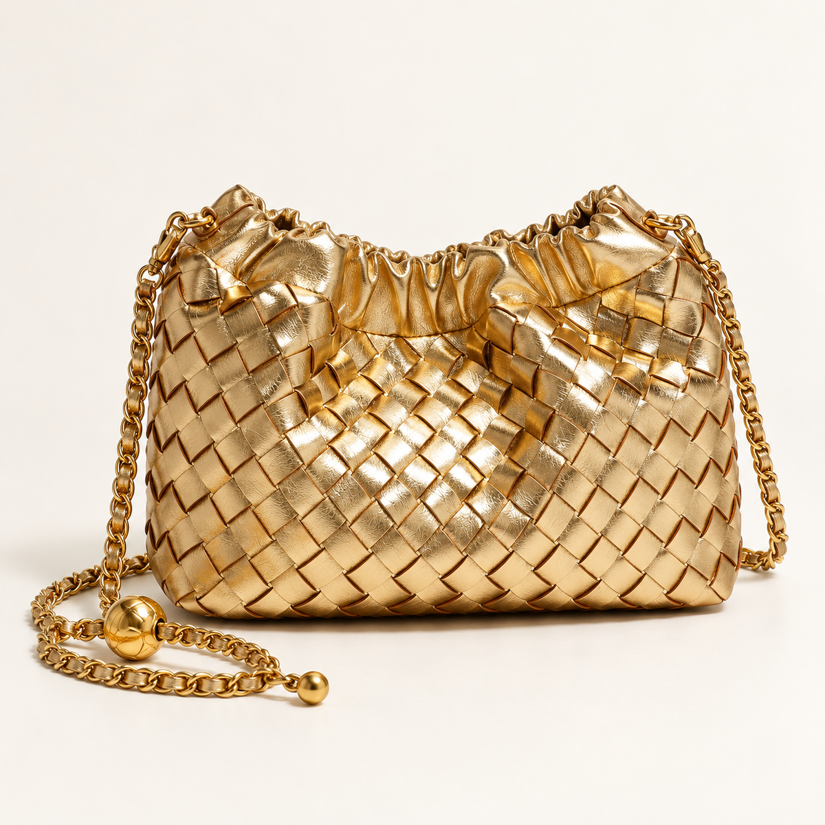 Amara Gold: cartera trenzada dorado metálico con cadena dorada