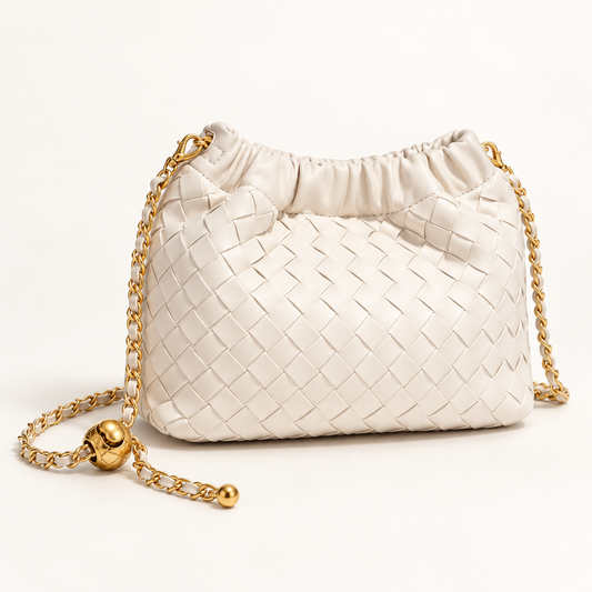 Amara Ivory: cartera trenzada marfil con cadena dorada