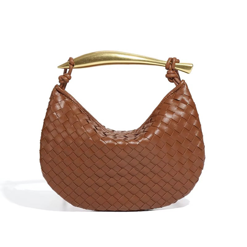 Luna Cognac: cartera marrón coñac trenzada con asa dorada