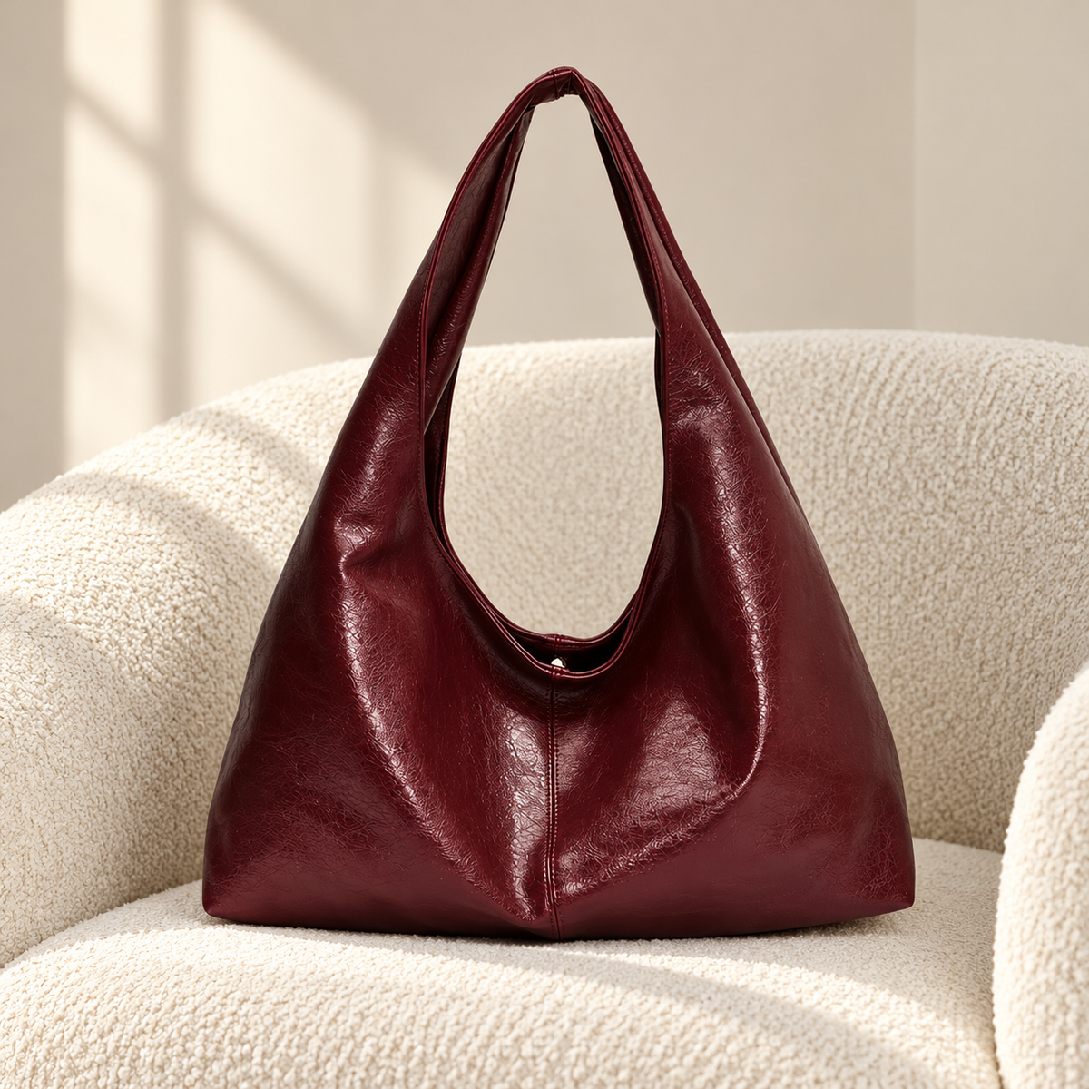 Roma Burgundy: fotografía editorial sobre sillón marfil