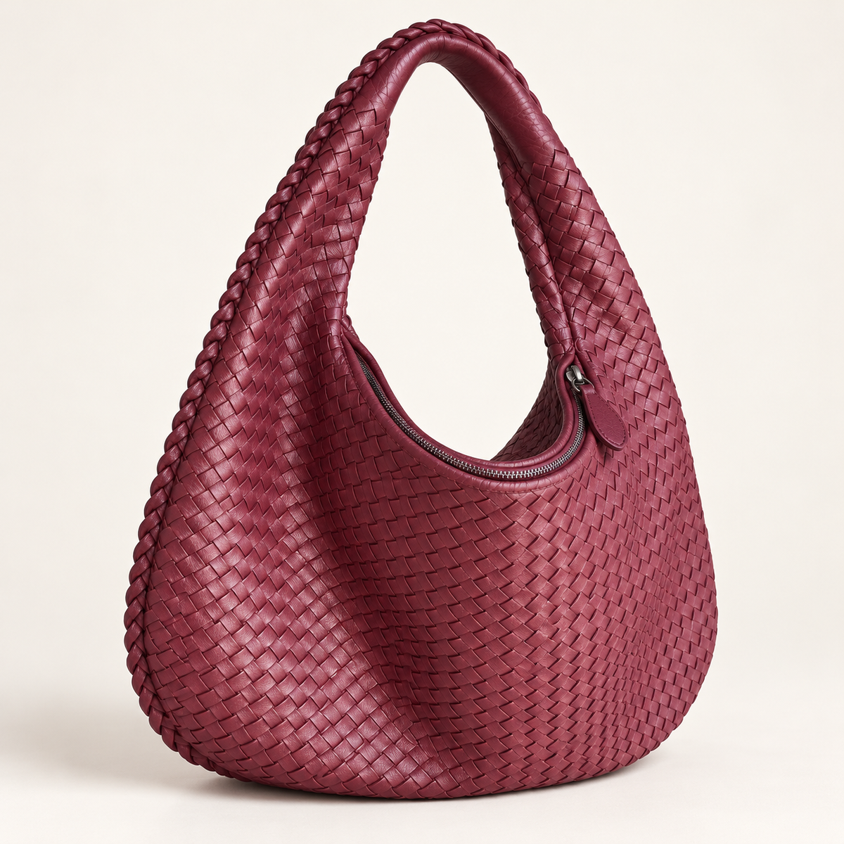 Siena Burgundy: cartera hobo trenzada color borgoña con asa integrada