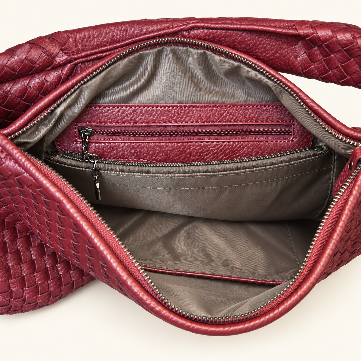 Siena Burgundy: interior con bolsillo y compartimento central con cremallera