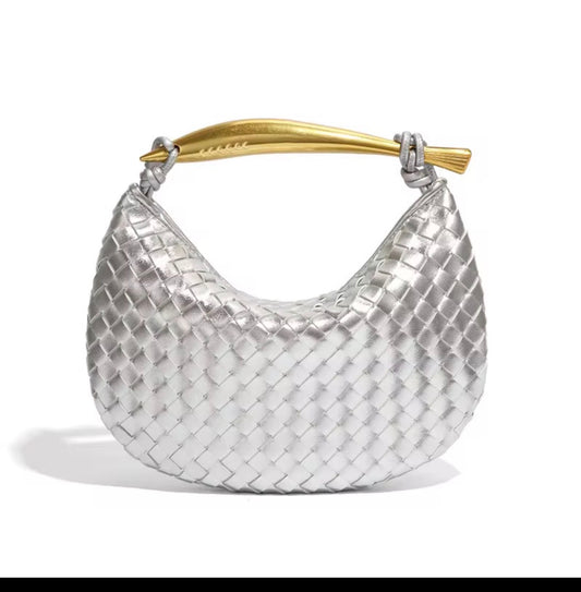 Luna Silver: cartera plateado metálico trenzada con asa dorada
